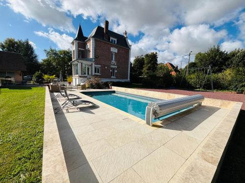 Maison Piscine Sauna Fitness Pickle Ball Salle Jeux in Airaines
