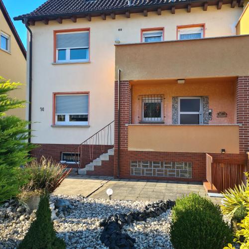 Rooftop Apartment komplett möbliert,direkt an der Haltestelle, nach Heidelberg,Mannheim ,Weinheim (,, Himmelsblick "Apartment komplett mobliert,direkt an der Haltestelle, nach Heidelberg,Mannheim ,We) in Hirschberg an der Bergstrasse