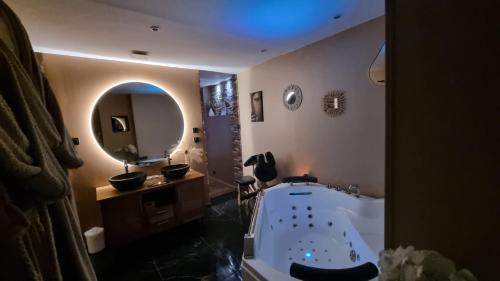 Джакузі, Nouveau - L'instant Passion - Love Room in Tourlaville