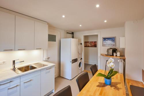 Hotel Ambassador Room Type - Double room in shared apartment with shared bathroom and shared kitchen