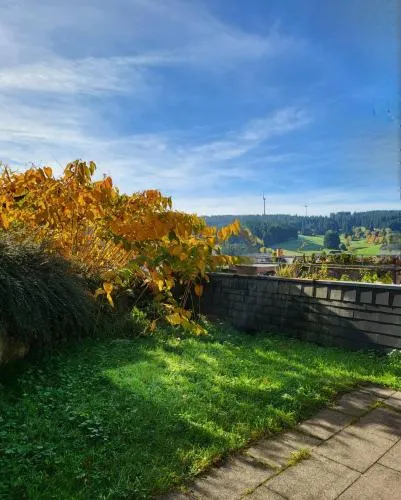 Garden-Apartment, mountain view, renovated, free parking, next to forest in Schonach, Deutschland