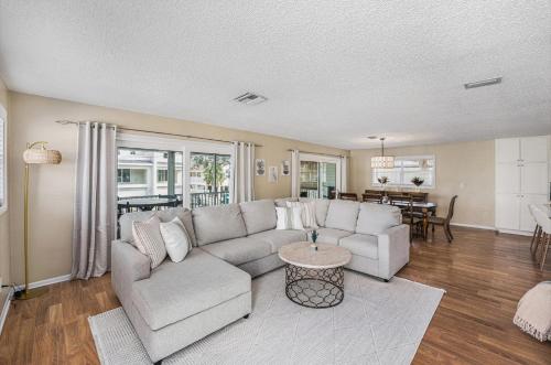 Coastal Escape- 4 Minute Walk to the Beach! in Indian Rocks Beach (FL)