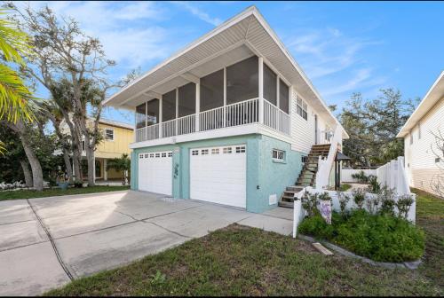 Coastal Escape- 4 Minute Walk to the Beach! in Indian Rocks Beach (FL)