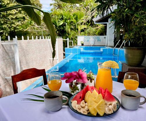 Kika Zaru Free MA Park Tour & Breakfast in Quepos
