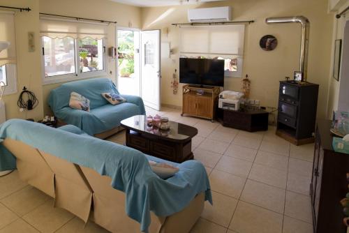 Közös társalgó / TV, Carolyn Villa is a Luxury 4-Bedroom Villa with Private Pool in Ayia Napa in Sotira