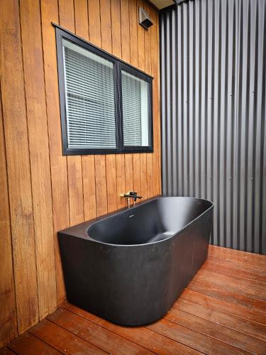 Open air bath, The Savvy Retreat - vineyard views in Martinborough