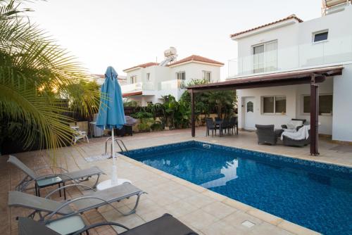 Carolyn Villa is a Luxury 4-Bedroom Villa with Private Pool in Ayia Napa – khách sạn tại Sotira