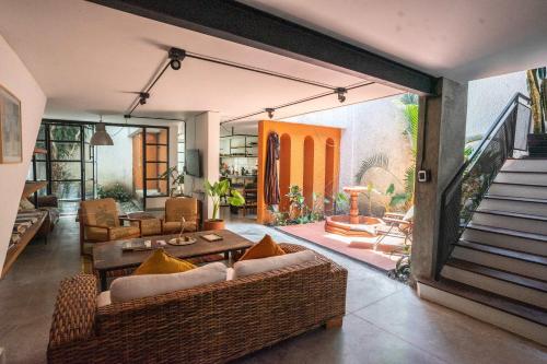 Bright Colonial 5BR House with Balcony