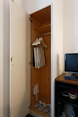 room detail thumbnail 1