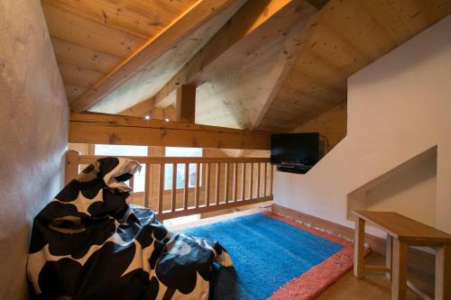 Chalets Bonheur 6BR Sauna Sleeps 10 - Happy Rentals - image 5