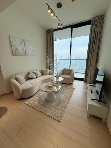 Modern 1BR Apartment High Floor In JVC - image 4