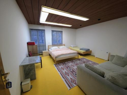 Privat Grosse Zimmer -Mars- mit gemeinsamer Küche und Bad in Altstadt Chur chambre d'hôte Hainaut