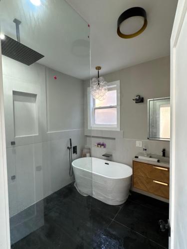 Sleek Avondale Condo Spa Bath 2 Bed King and Queen and Garage – khách sạn tại Logan Square