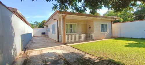 Casa familiar completa con patio grande y estacionamiento en zona tranquila