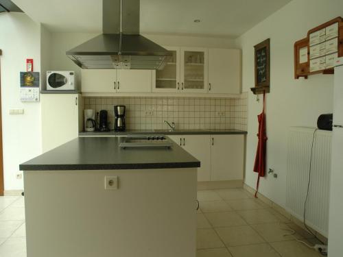 Konyha, Five-Bedroom Holiday Home in Somme-Leuze in Somme-Leuze
