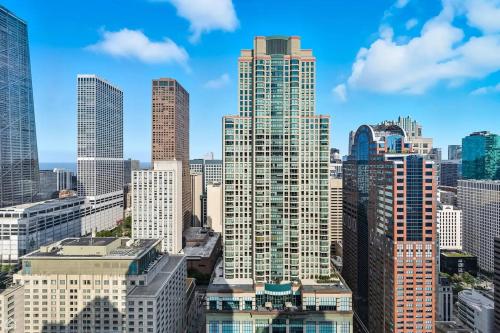 River North Magnificent Mile Condo, Lake and City Views, 43rd Floor Corner, Parking Included! – khách sạn tại River North