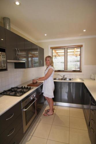 มัวร์ พาร์ค อพาร์ตเมนต์ (Moore Park Apartments) in อาร์มิเดล