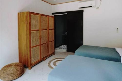 1 double bed, 2 twin beds