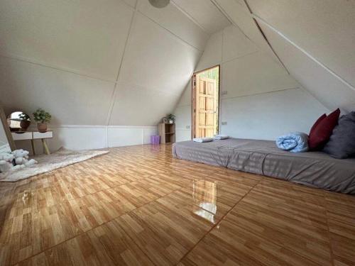 ラチャブリー Camping Lake Mountain 2つ星 シングルルーム スイート