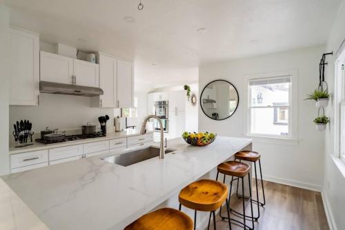 Lotus Lodge - King Beds - Office - Blocks from Ocean Beach – khách sạn tại Ocean Beach