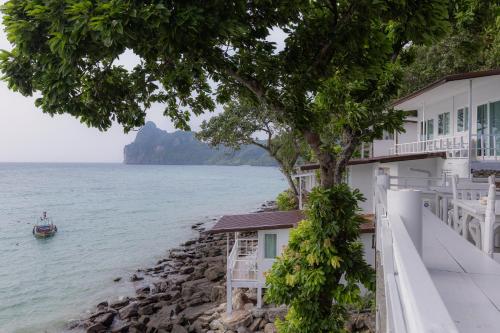 พีพี โคซี ซีฟรอนต์ รีสอร์ท (Phi Phi Cozy Seafront Resort) in เกาะพีพี