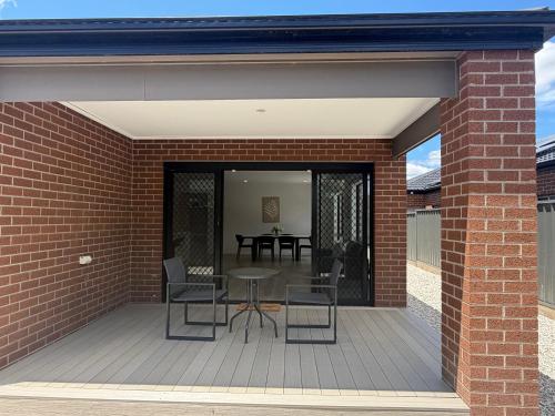Connecting Palms - Kalkallo - Luxury 4 x Bedroom Holiday Home! in Mickleham