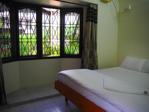 Garden Villa 43 by Tirupati Homestay Free Breakfast Near Taj hotel Posh location Close proximity to restaurants Alipiri flyover - image 2