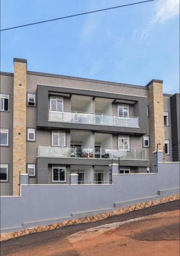 Modern 2- Bedroom Apartment for Long Stays - image 2