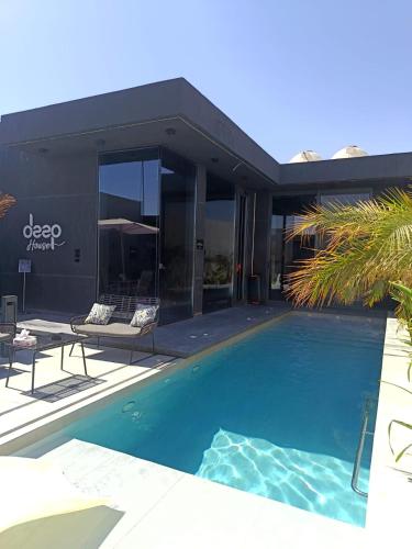 สระว่ายน้ำ, Deep House Villas in อัลรามา