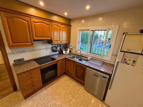 Konyha, Cozy House with Big Garden & Pool in Borrassa