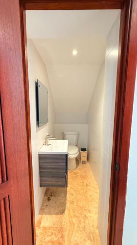 Bathroom, Villa familiar con piscina privada en CapCana in El Macao