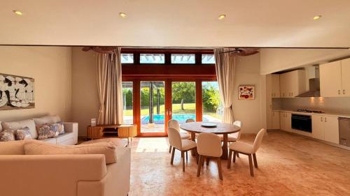 Villa familiar con piscina privada en CapCana in El Macao