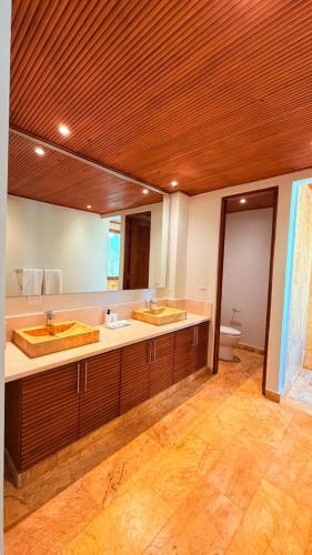 Bathroom, Villa familiar con piscina privada en CapCana in El Macao