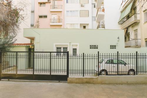 Aroura Homes Garden House 2BR 2BA Free Parking, Афины