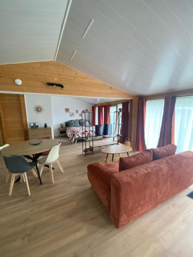 Chalet bois cosy indépendant climatisé avec petit jardin – khách sạn tại Công xã Saint Vulbas