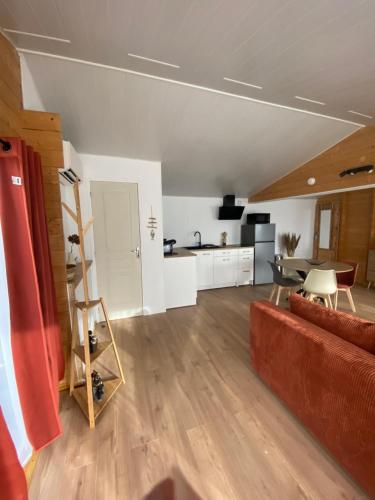 virtuve, Chalet bois cosy indépendant climatisé avec petit jardin (Chalet bois cosy independant climatise avec petit jardin) in Saint-Jean-de-Niost (Rhone-Alpes)