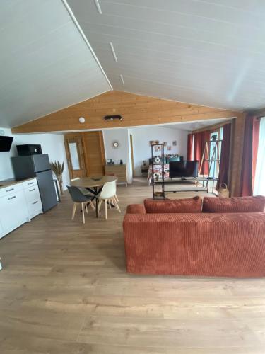 Chalet bois cosy indépendant climatisé avec petit jardin (Chalet bois cosy independant climatise avec petit jardin) in Saint-Jean-de-Niost (Rhone-Alpes)