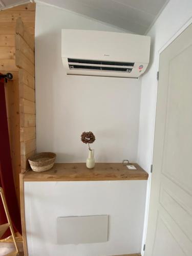 Chalet bois cosy indépendant climatisé avec petit jardin (Chalet bois cosy independant climatise avec petit jardin) in Saint-Jean-de-Niost (Rhone-Alpes)