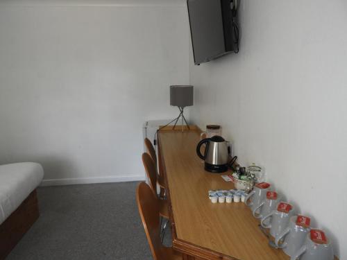 All Seasons Gatwick Guest House & Parking