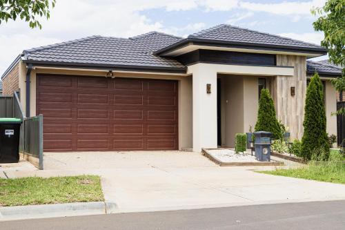Modern 4BR Home Spacious & Family Friendly in Melton South