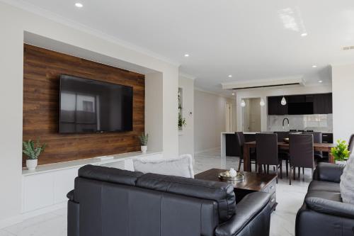 Modern 4BR Home Spacious & Family Friendly in Melton South