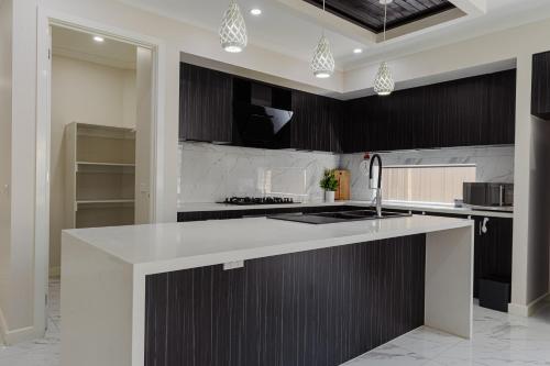 Modern 4BR Home Spacious & Family Friendly in Melton South