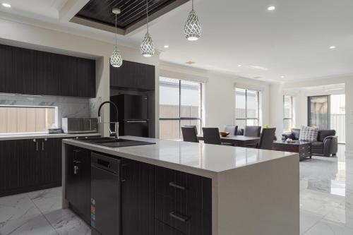 Modern 4BR Home Spacious & Family Friendly in Melton South