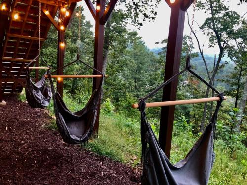 Mountain Views, HotTub, Minutes to Downtown! in Asheville, USA