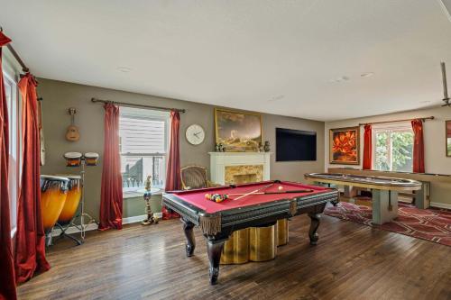 Poolside Funhouse - Arcade Billiard Poker & More – khách sạn tại Tarrytown