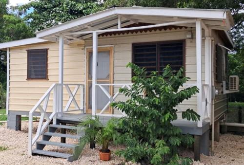 Delva's Villa - Cozy Home near Airport – khách sạn tại Burrell Boom