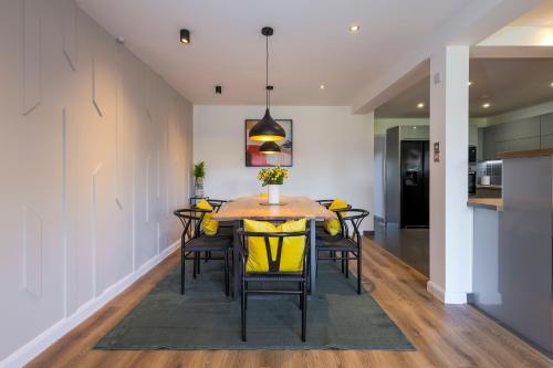 Facilities, Private Luxe Bournemouth 5BR-7 Beds-3 Bath-Garden-Parking in Redhill