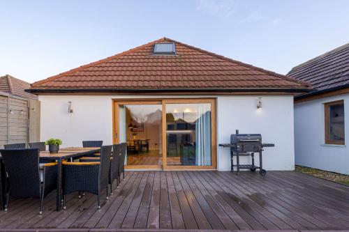 Exterior view, Private Luxe Bournemouth 5BR-7 Beds-3 Bath-Garden-Parking in Redhill