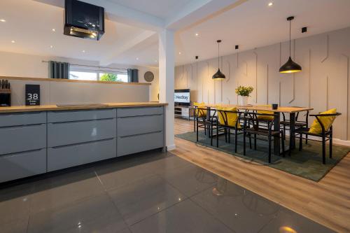 Facilities, Private Luxe Bournemouth 5BR-7 Beds-3 Bath-Garden-Parking in Redhill