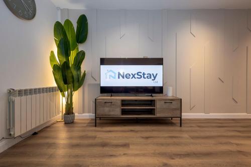 Shared lounge/TV area, Private Luxe Bournemouth 5BR-7 Beds-3 Bath-Garden-Parking in Redhill